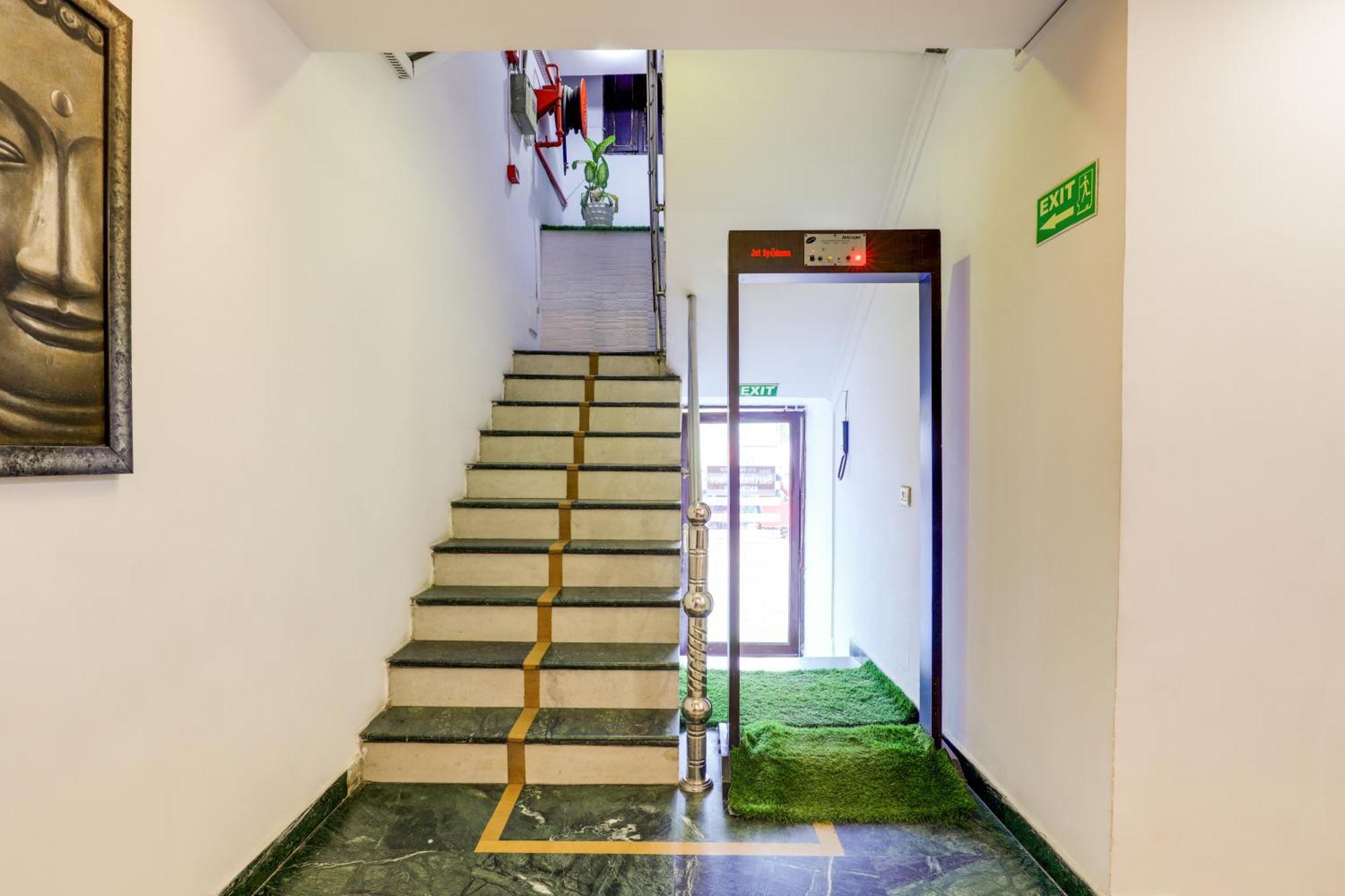 Hotel Sarthak Palace Near Karol Bagh Metro Station New Delhi Екстер'єр фото