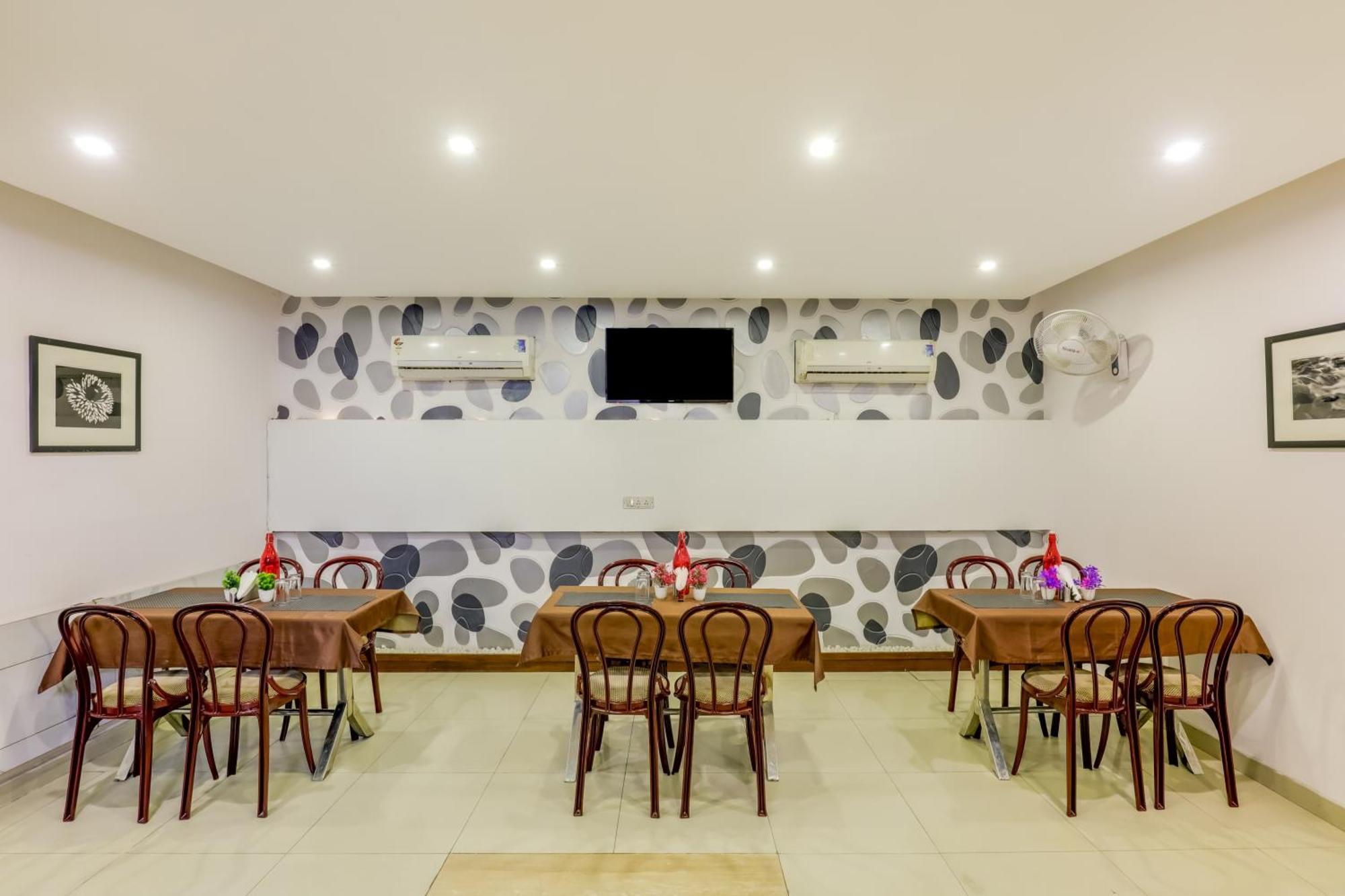 Hotel Sarthak Palace Near Karol Bagh Metro Station New Delhi Екстер'єр фото