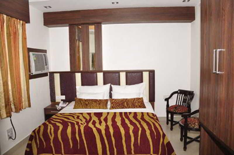 Hotel Sarthak Palace Near Karol Bagh Metro Station New Delhi Номер фото